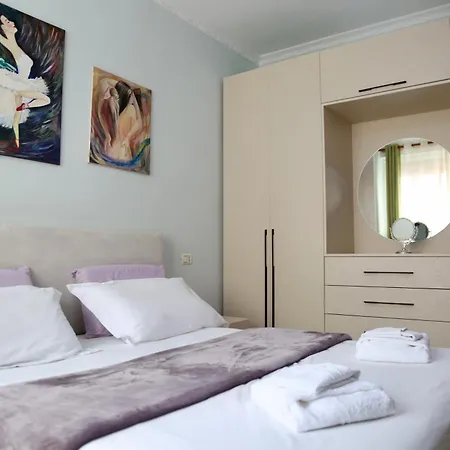 At An Artist's Place! 티라나