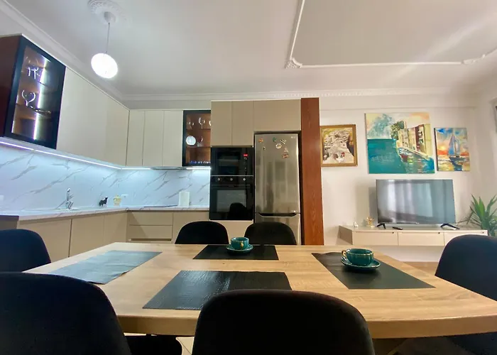 Lejlighed At An Artist's Place! Tirana